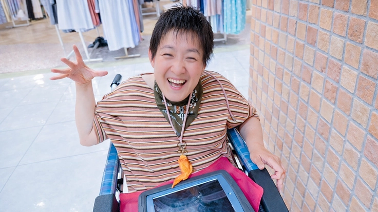 トーキングエイドを利用する笑顔の女性